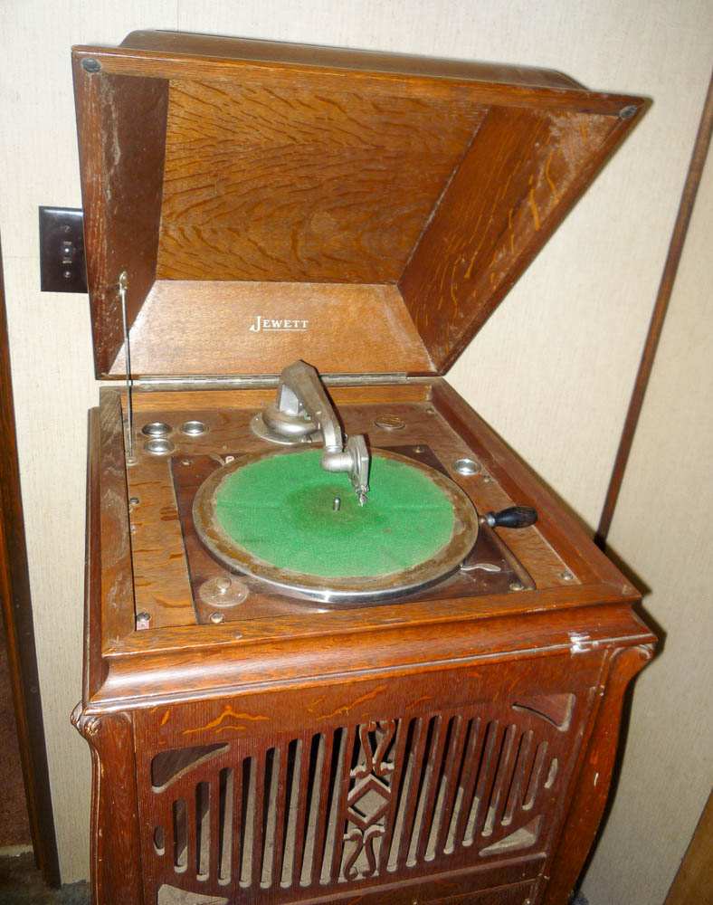 Jewett Victrola for auction